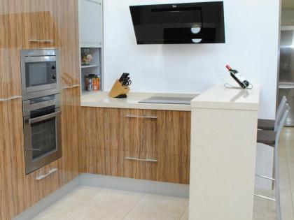 cocina - mobiliario - olivo - brillo - espejo - elegante - recta - Compac - Logroño - cocinas y baños valdecantos
