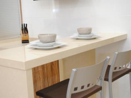 cocina - mobiliario - olivo - brillo - espejo - elegante - recta - Compac - Logroño - cocinas y baños valdecantos