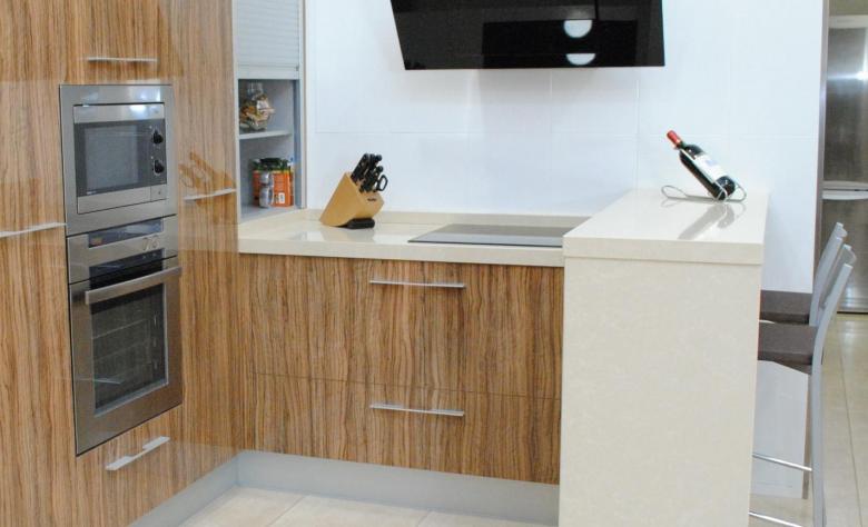 cocina - mobiliario - olivo - brillo - espejo - elegante - recta - Compac - Logroño - cocinas y baños valdecantos