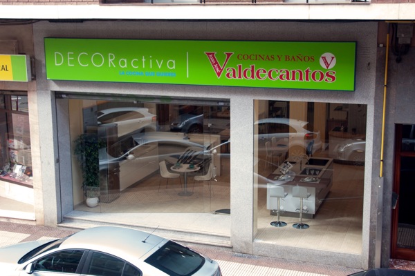 Exposición de Cocinas y Baños Valdecantos en la calle Rey Pastor, 10